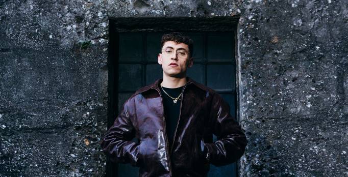 Tredici Pietro entra in Trident Music con il club tour 'Non guardare giù tour 2025'