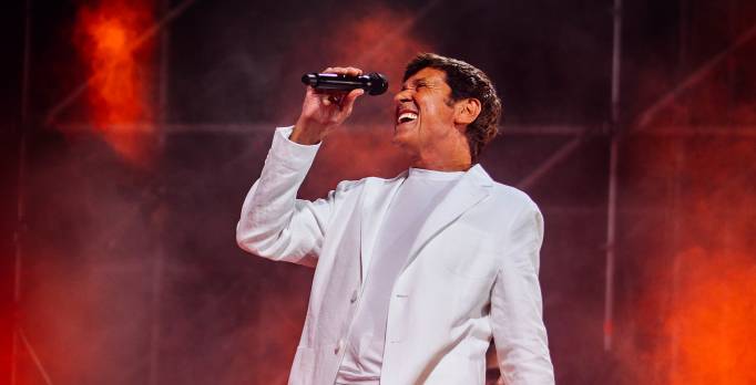 Gianni Morandi dopo il successo nei Palasport, annuncia il tour estivo 'C'era un…