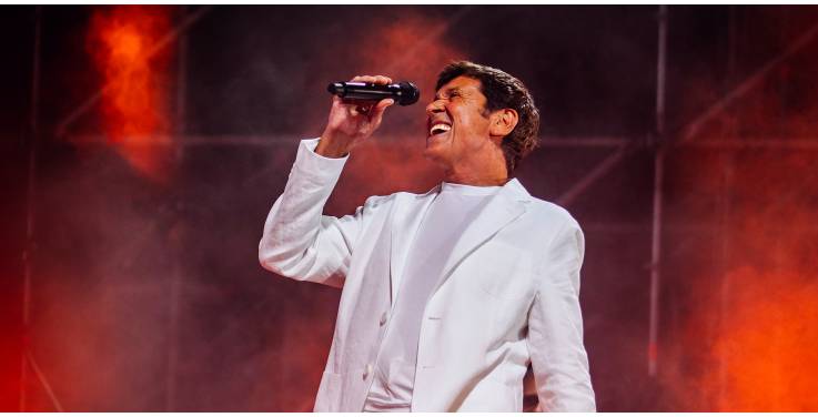 Gianni Morandi dopo il successo nei Palasport, annuncia il tour estivo 'C'era un…