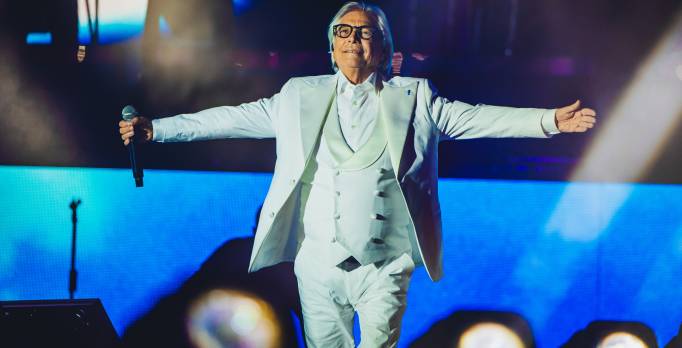 Nino D'Angelo torna ad abbracciare il pubblico nei Palasport