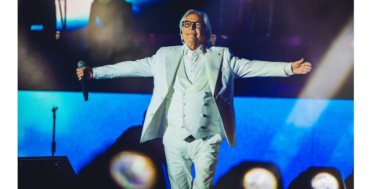 Nino D'Angelo torna ad abbracciare il pubblico nei Palasport