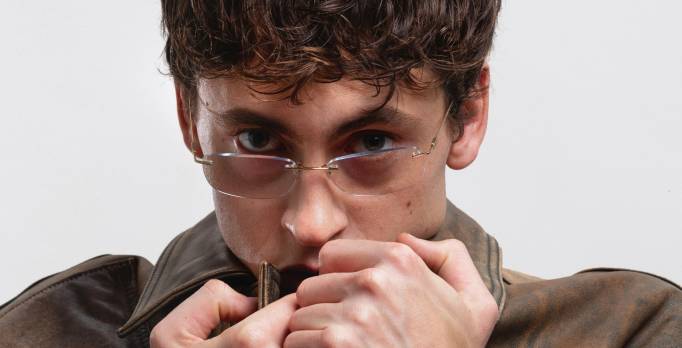 Tredici Pietro torna con un nuovo brano: 'LA FRETTA'. Fuori ovunque