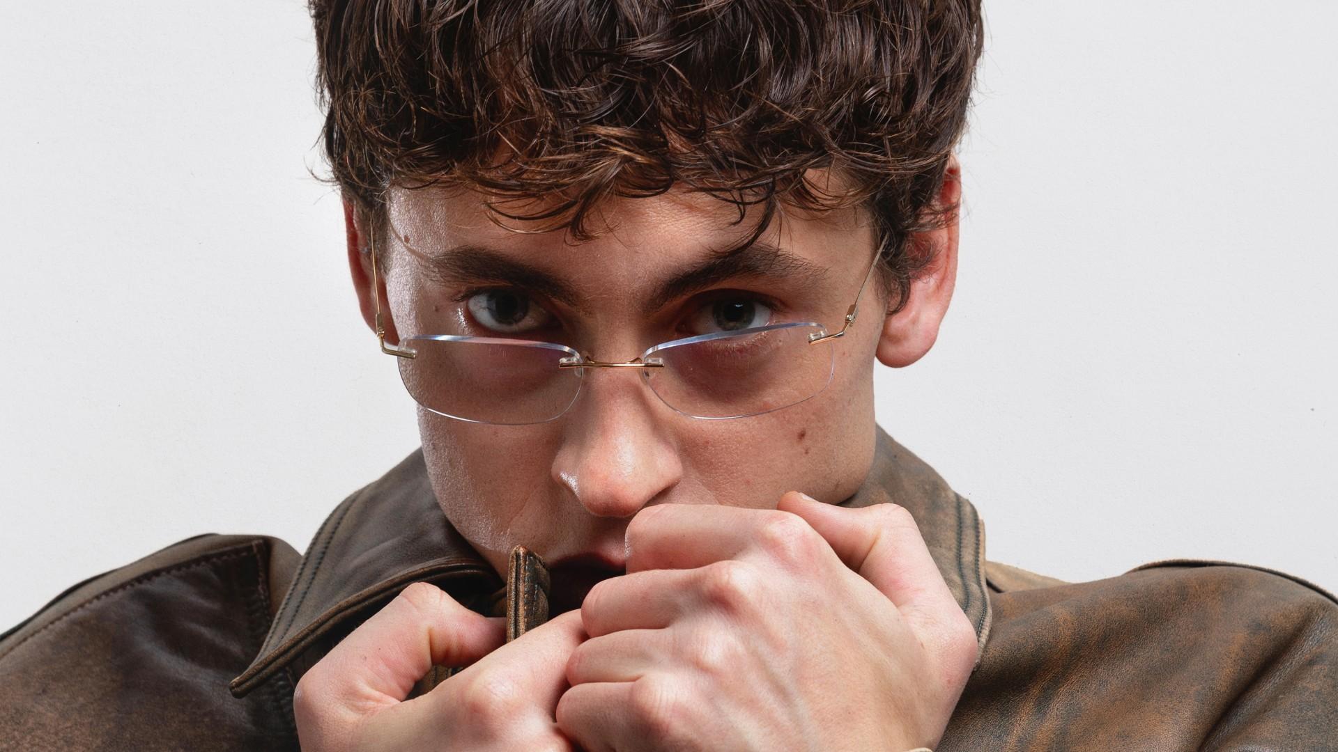 Tredici Pietro torna con un nuovo brano: 'LA FRETTA'. Fuori ovunque