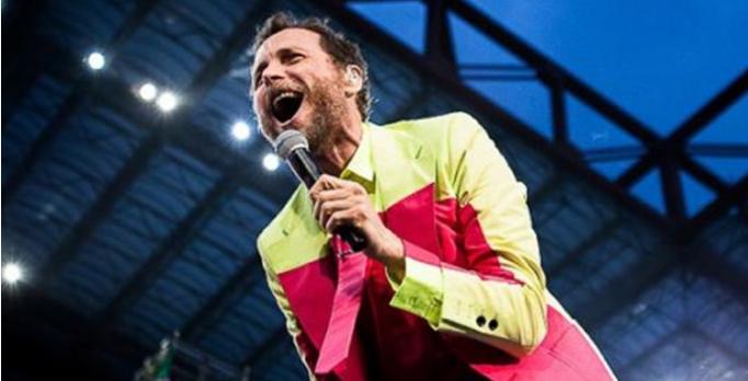 Jovanotti mette all'asta la sua giacca per regalare un sogno